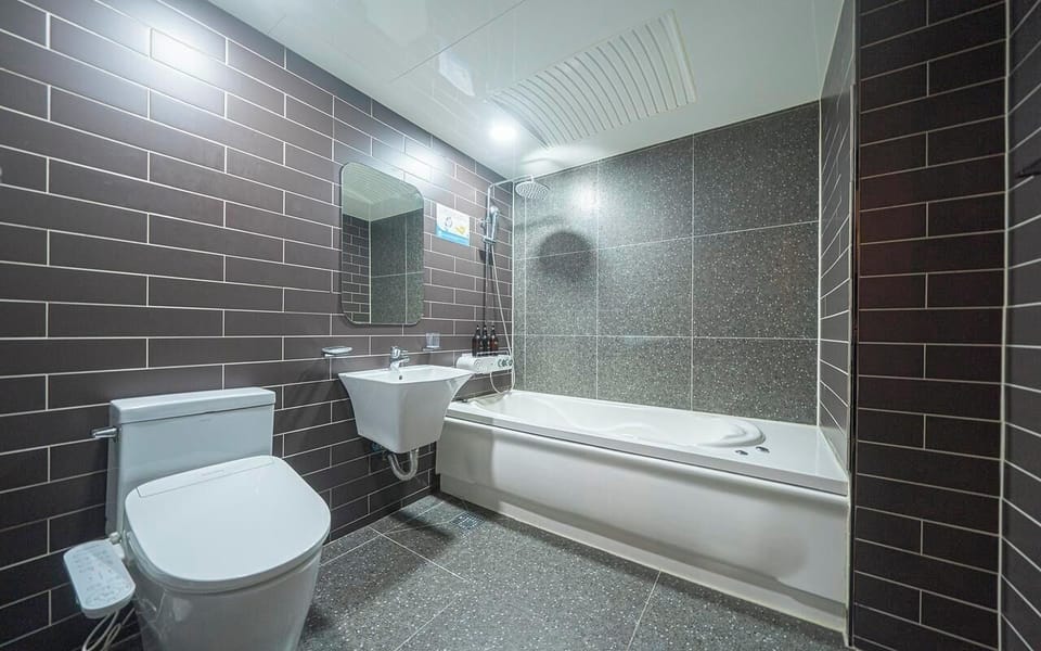 Signature Twin Room | Bathroom | Free toiletries, hair dryer, towels, soap