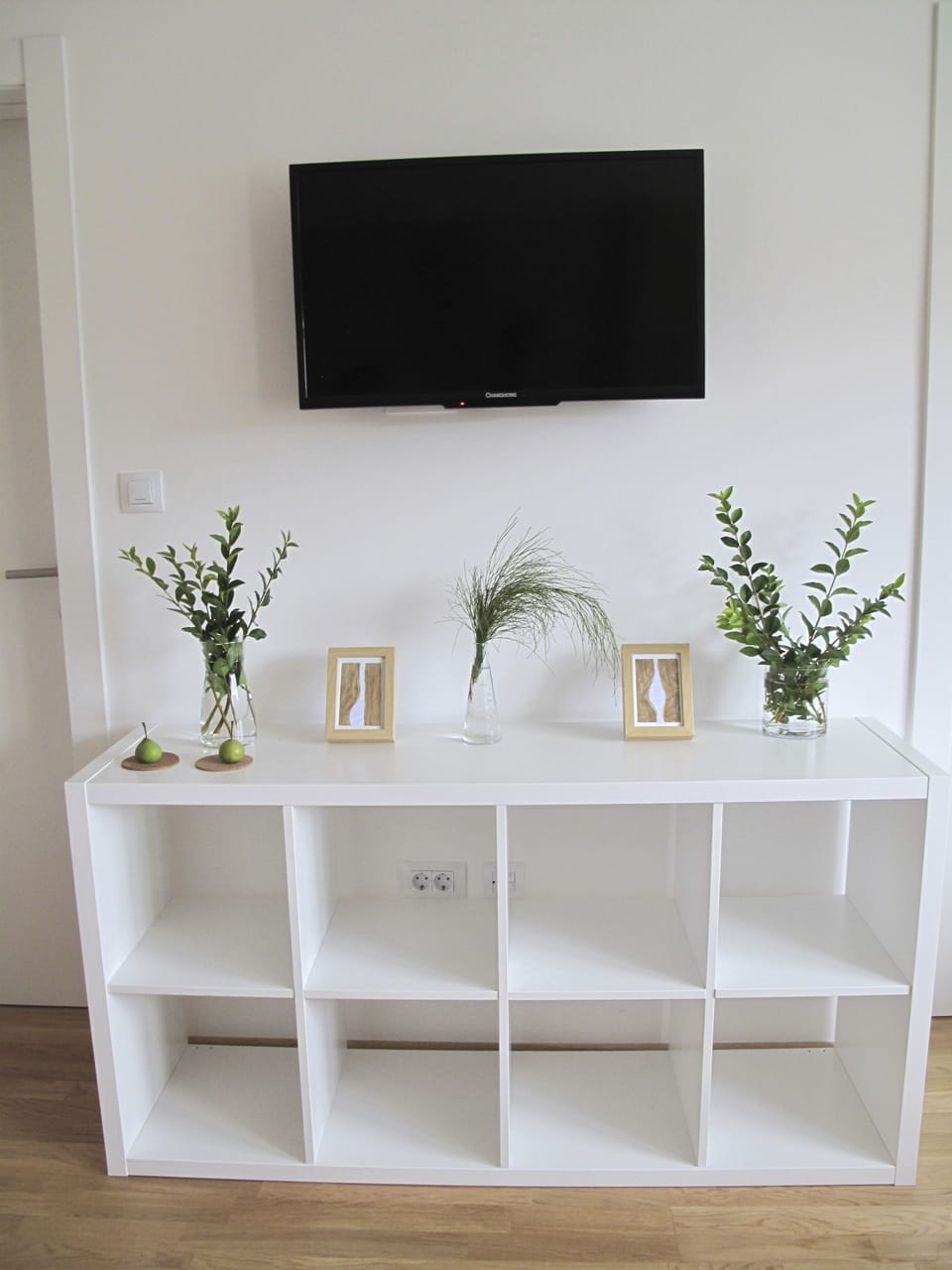 Suite, Kitchenette, Mountain View | Living room | Flat-screen TV