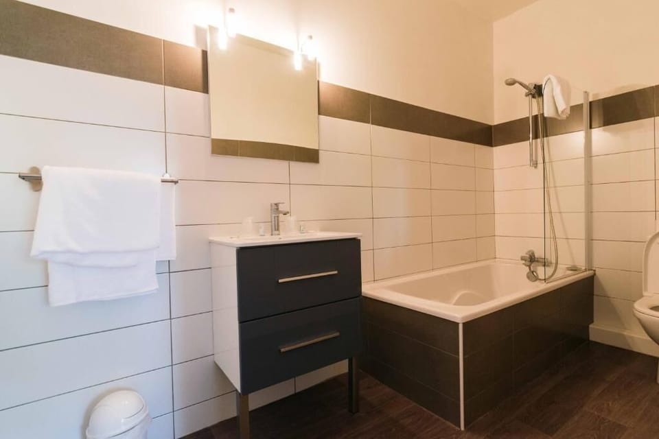 Standard Triple Room | Bathroom