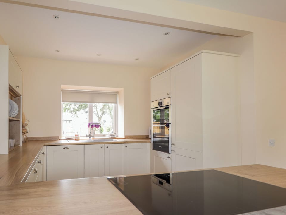 Cottage | Private kitchen | Dishwasher, cookware/dishes/utensils