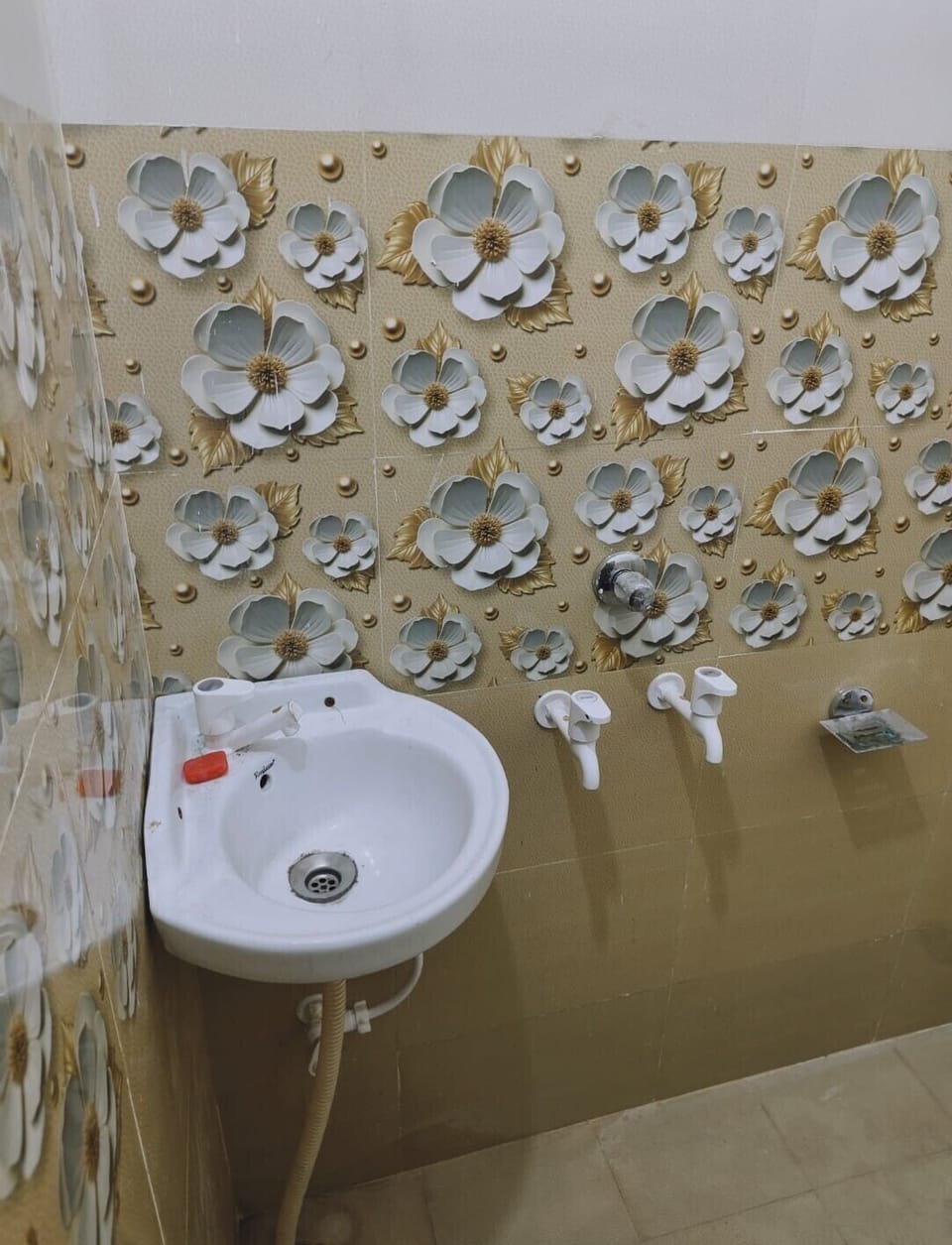 Standard Room | Bathroom | Shower, soap, shampoo