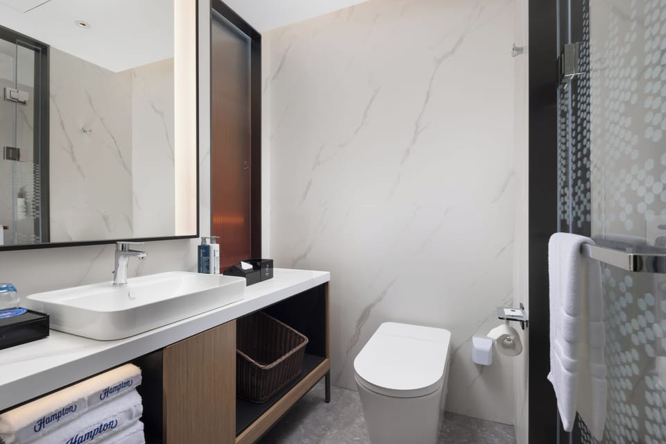 Comfort Single Room, City View | Bathroom | Shower, free toiletries, hair dryer, towels