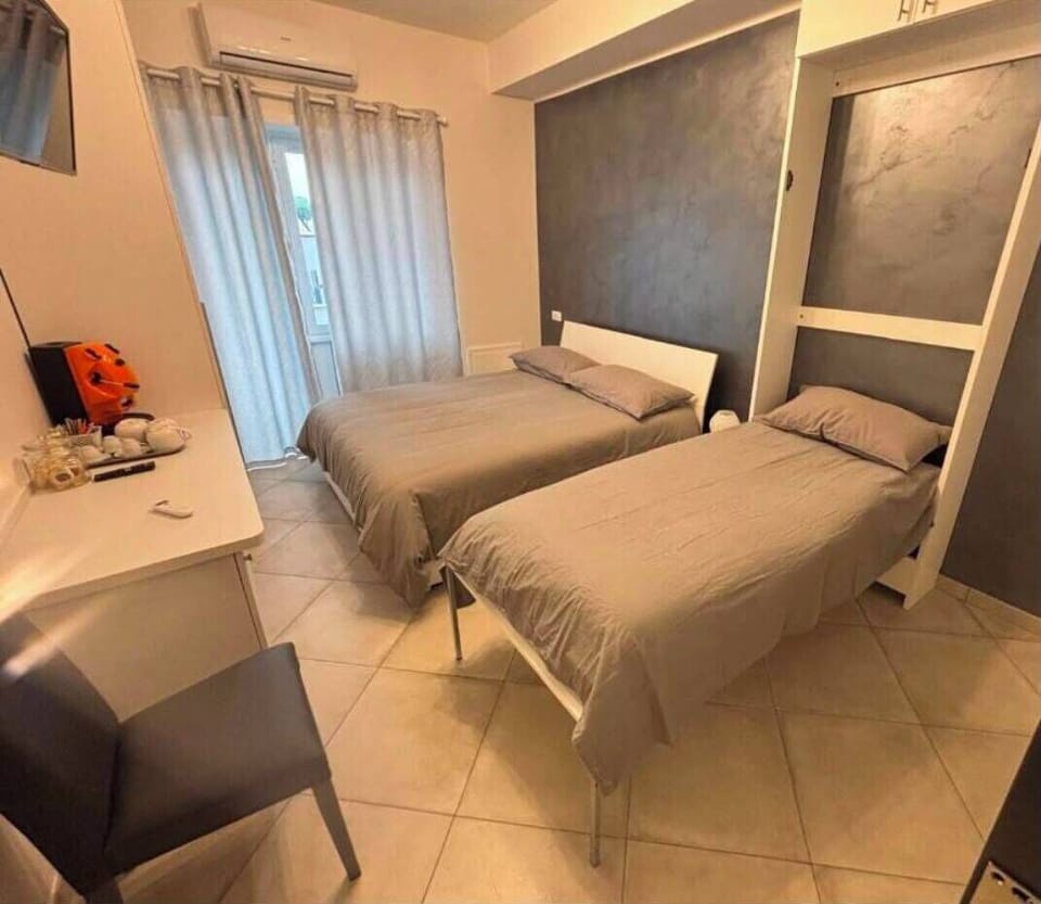 Triple Room | In-room safe, desk, laptop workspace, soundproofing