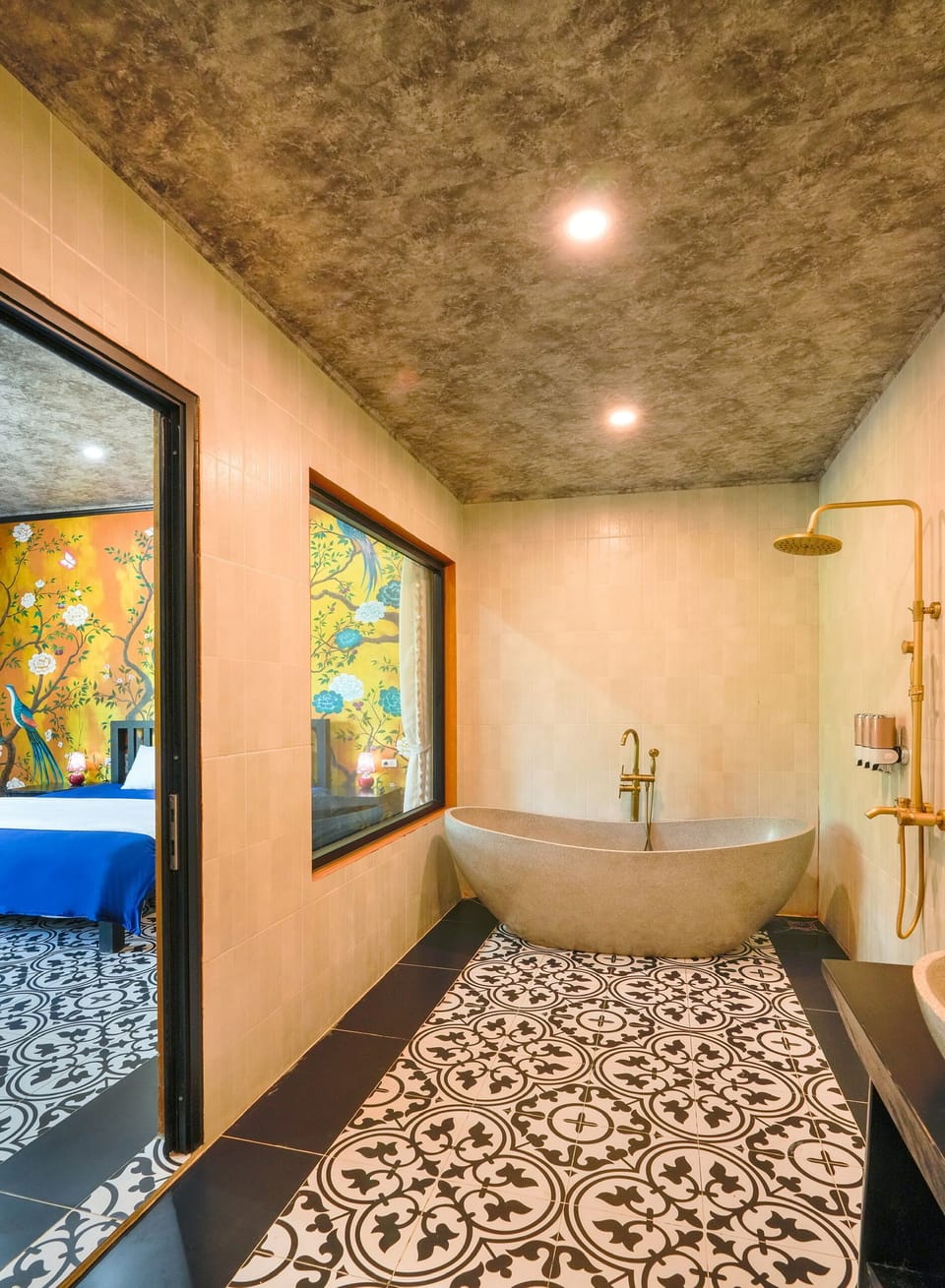 Combined shower/tub, hair dryer, towels