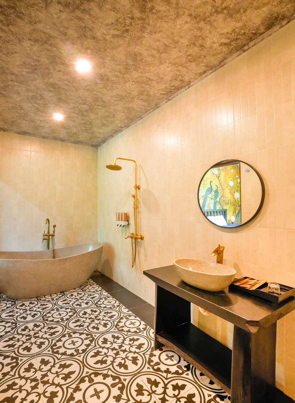 Combined shower/tub, hair dryer, towels