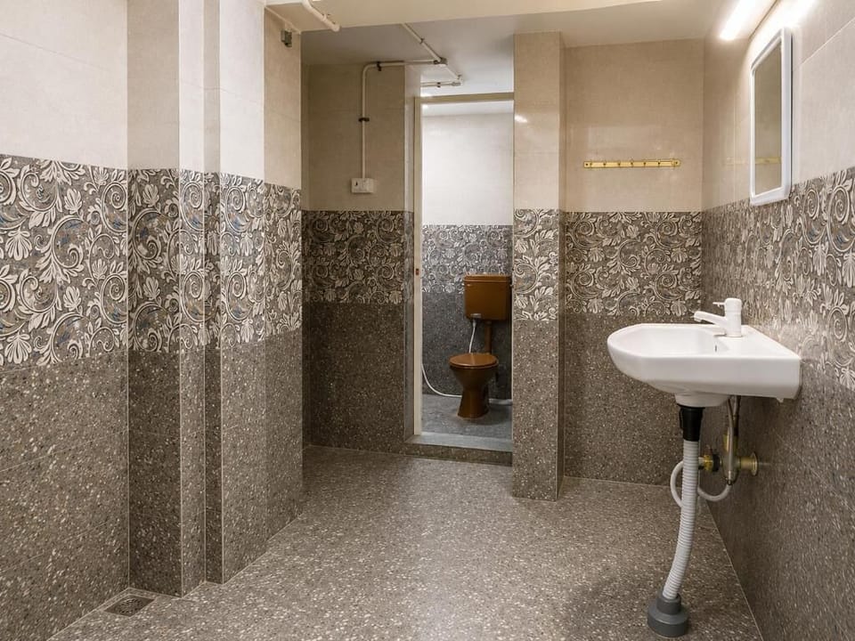 Deluxe Room, Multiple Beds | Bathroom
