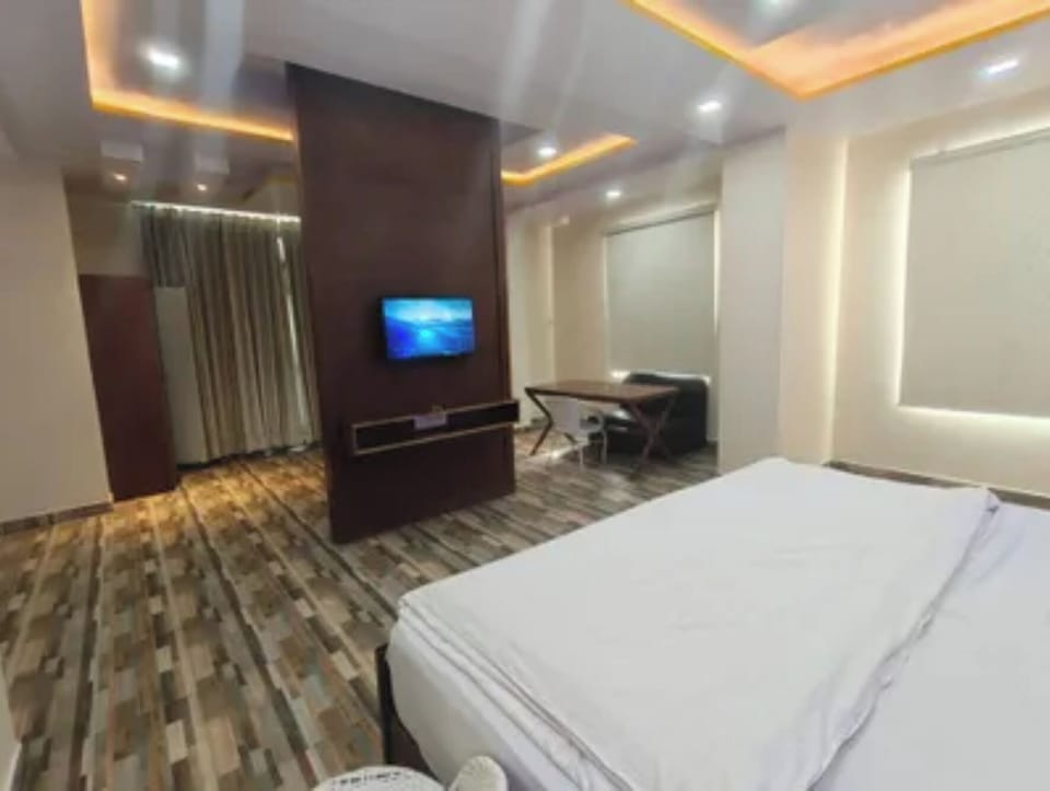 Suite | Egyptian cotton sheets, premium bedding, in-room safe, desk