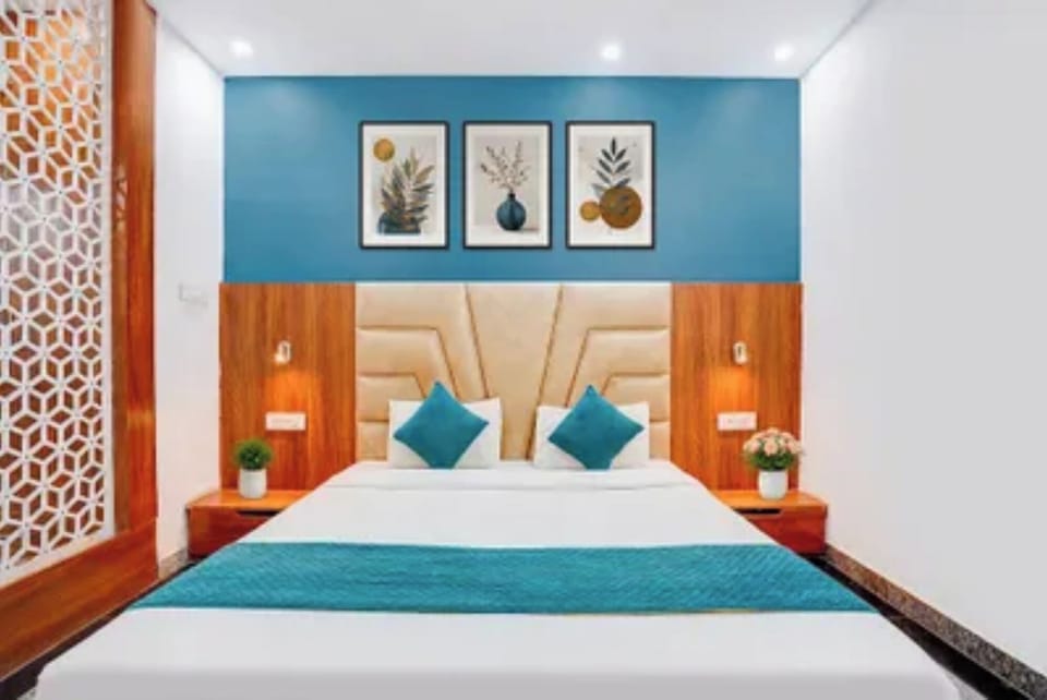 Egyptian cotton sheets, premium bedding, in-room safe, desk