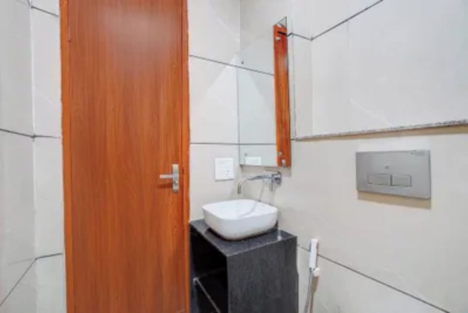 Shower, rainfall showerhead, free toiletries, towels