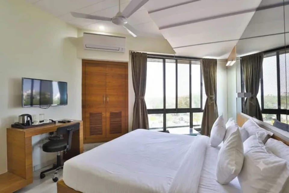 Premium Room | Egyptian cotton sheets, premium bedding, in-room safe, desk