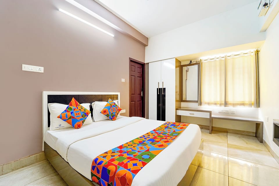 Egyptian cotton sheets, premium bedding, in-room safe, desk