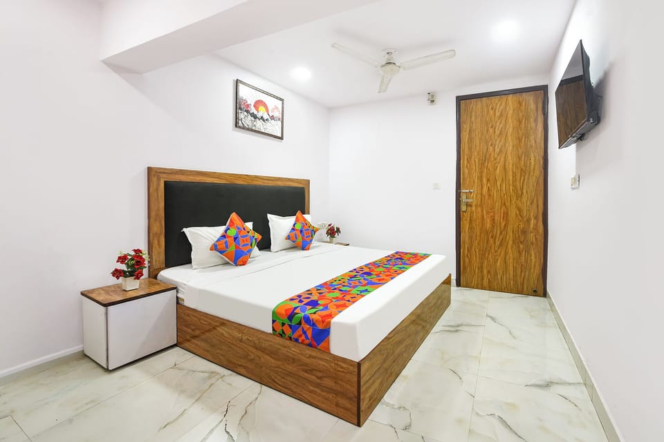 Deluxe Room | Egyptian cotton sheets, premium bedding, in-room safe, desk