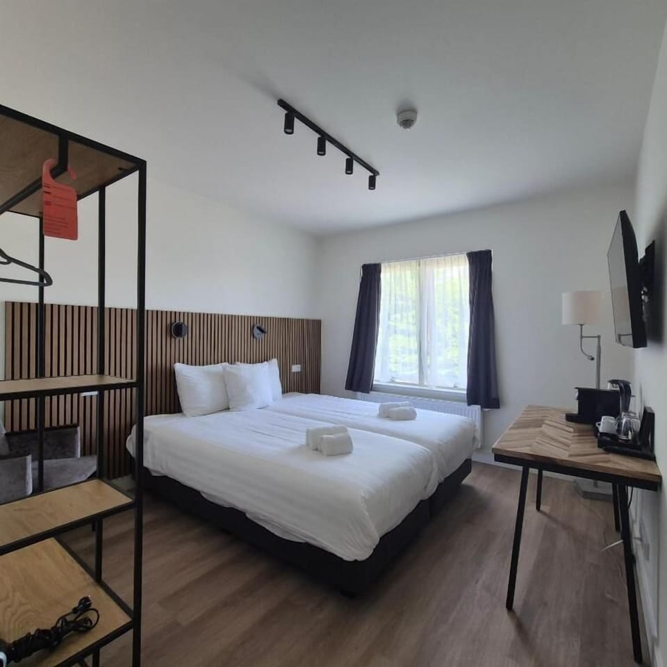 Junior Twin Room | In-room safe, WiFi (free)