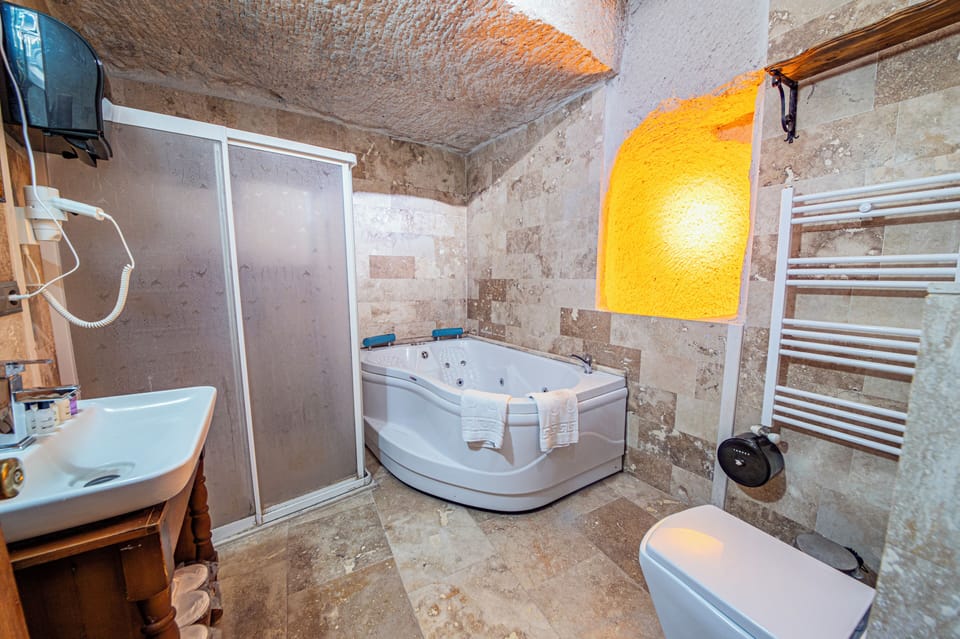 Superior Suite | Bathroom | Free toiletries, hair dryer, slippers, towels