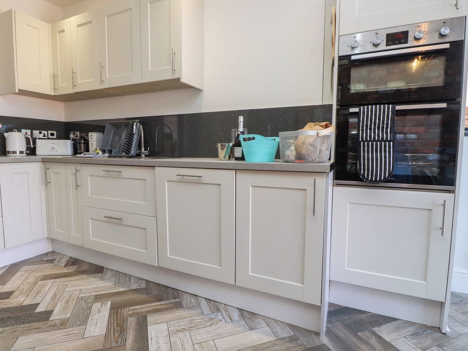 Dishwasher, cookware/dishes/utensils