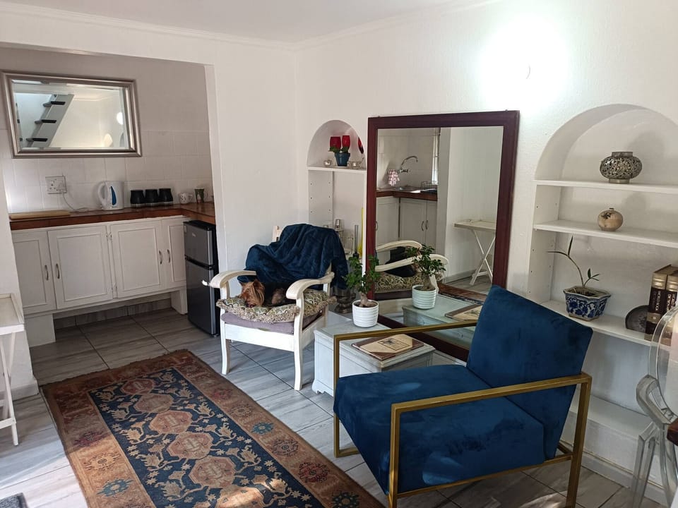 Studio, 1 Bedroom, Smoking, Patio | Living room | Books