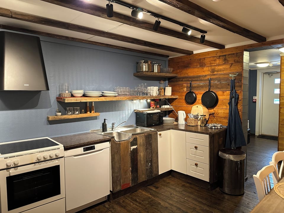 Double or Twin Room, 2 Twin Beds, Mountain View, Oceanfront | Shared kitchen | Shared fridge, shared microwave