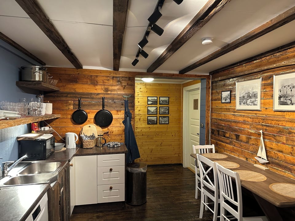 Double or Twin Room, 2 Twin Beds, Mountain View, Oceanfront | Shared kitchen | Shared fridge, shared microwave