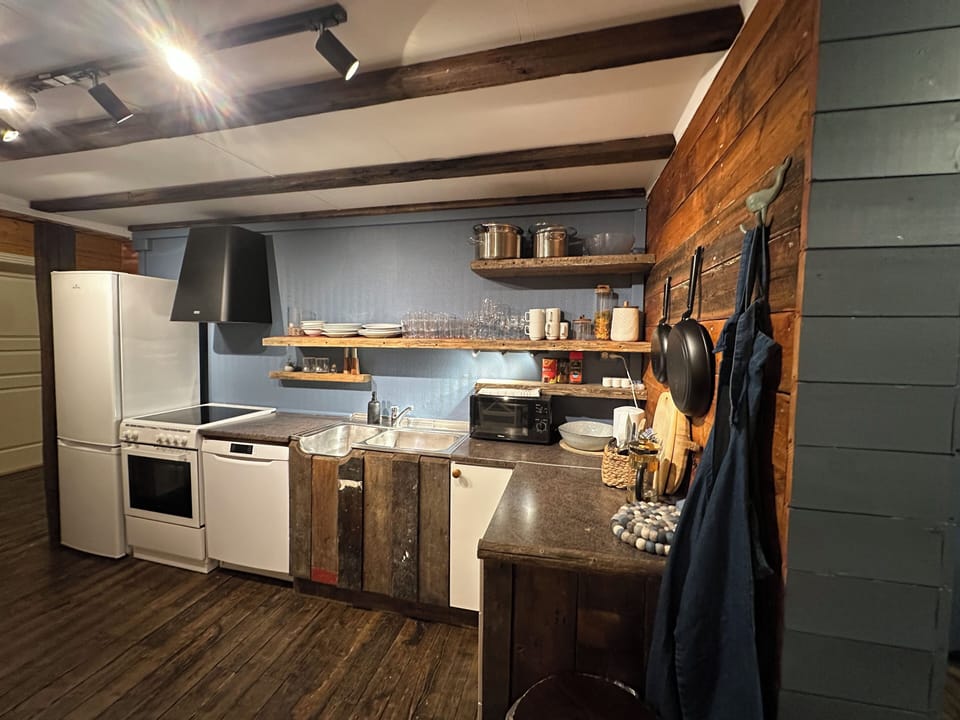 Double or Twin Room, 2 Twin Beds, Mountain View, Oceanfront | Shared kitchen | Shared fridge, shared microwave