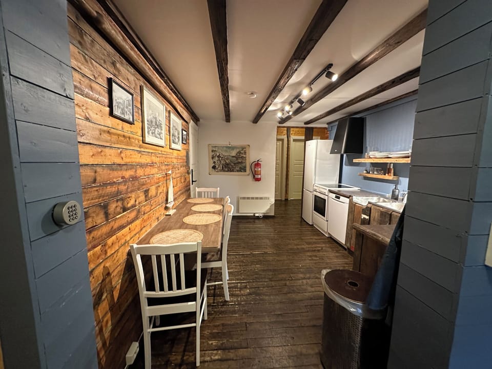 Double or Twin Room, 2 Twin Beds, Mountain View, Oceanfront | Shared kitchen facilities | Shared fridge, shared microwave