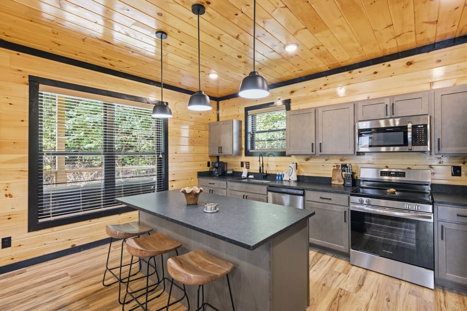 Cabin, 3 Bedrooms | Private kitchen | Coffee/tea maker, fridge, oven, toaster