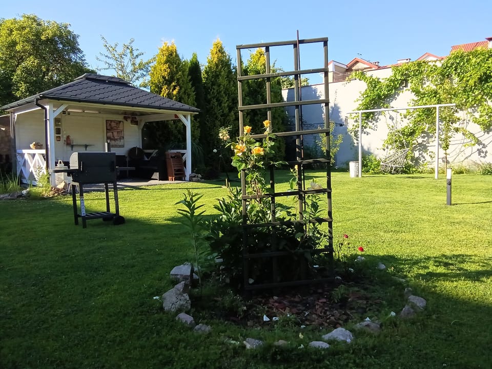 Apartment, 2 Bedrooms, Smoking | Garden