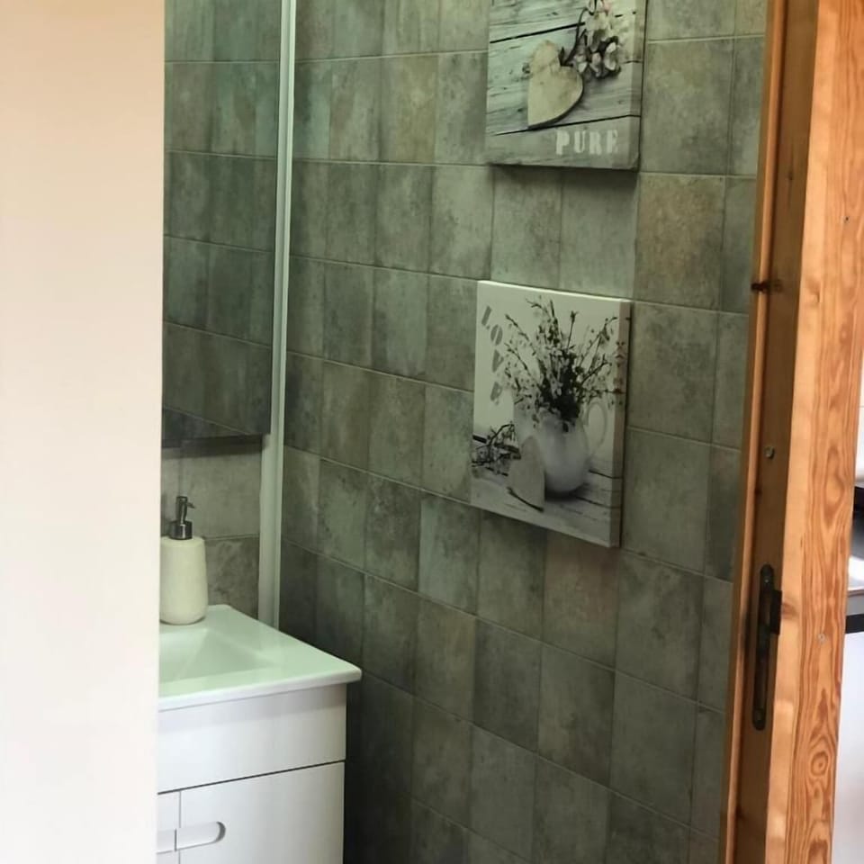 Basic Bungalow, Air conditioning, Lake View | Bathroom