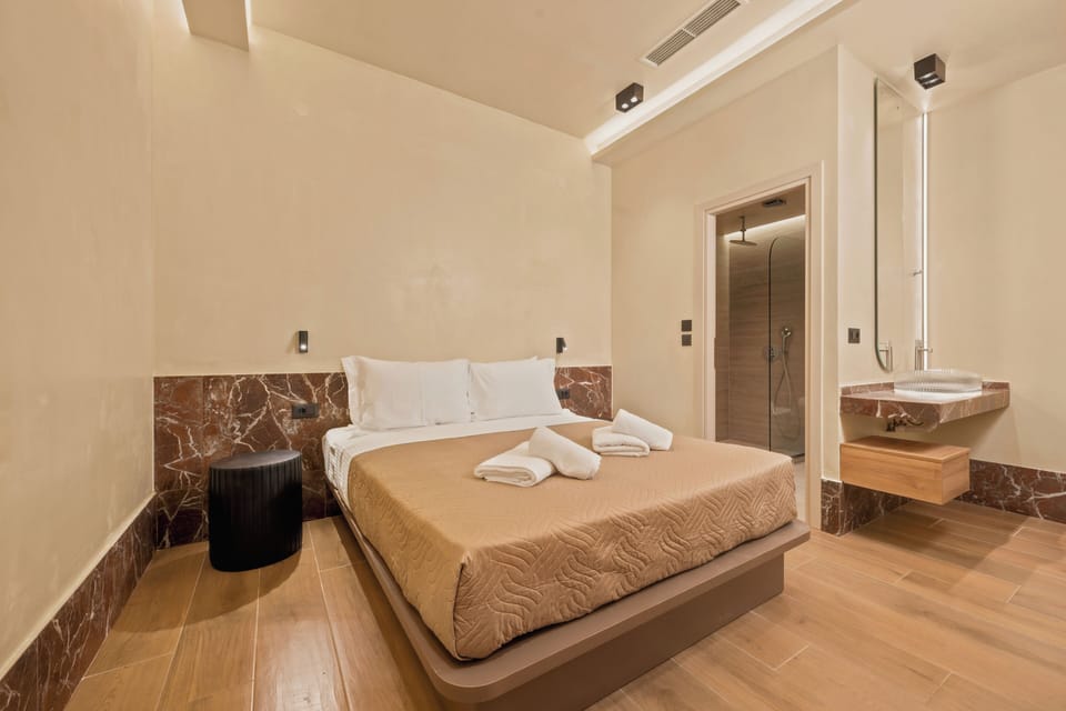 Superior Double Room | In-room safe, iron/ironing board, WiFi (free), bed sheets