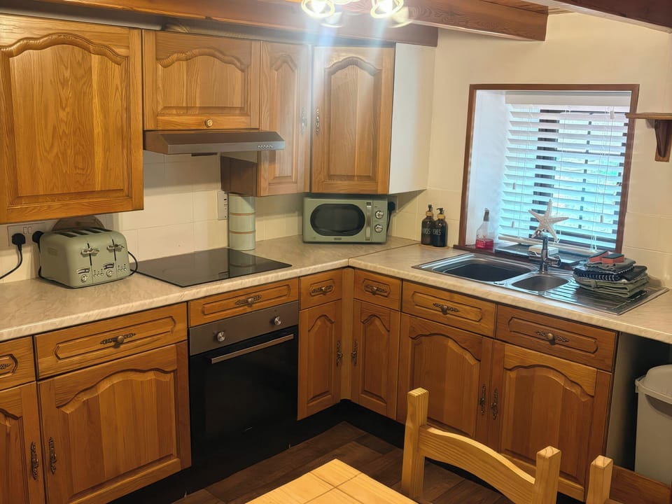 Cottage | Private kitchen | Cookware/dishes/utensils