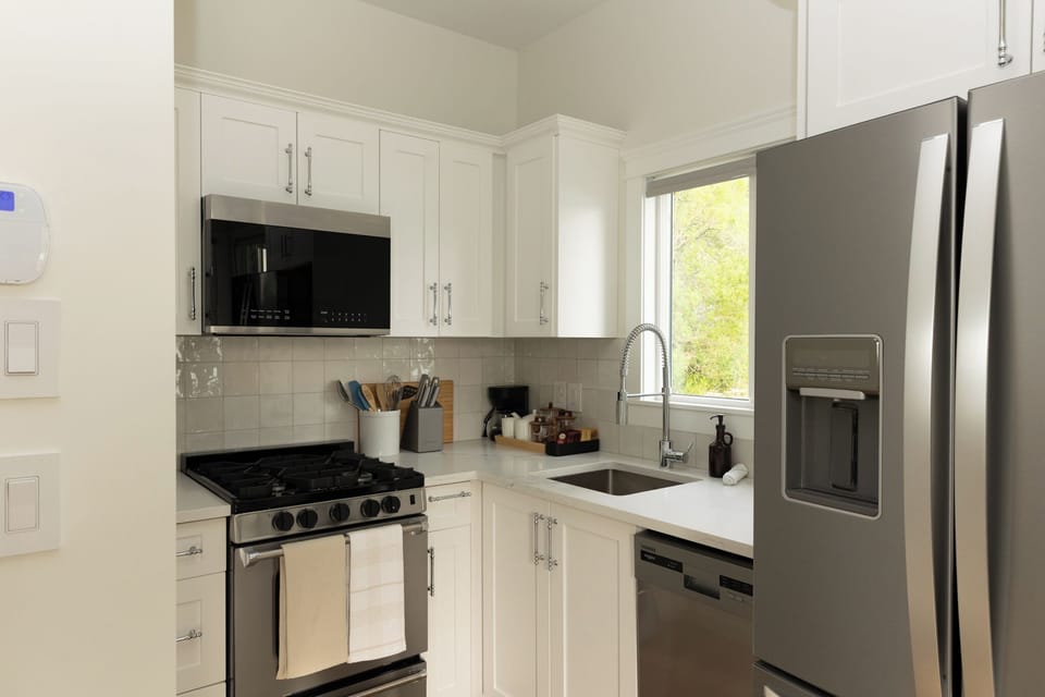 Coffee/tea maker, full-size fridge, microwave, oven
