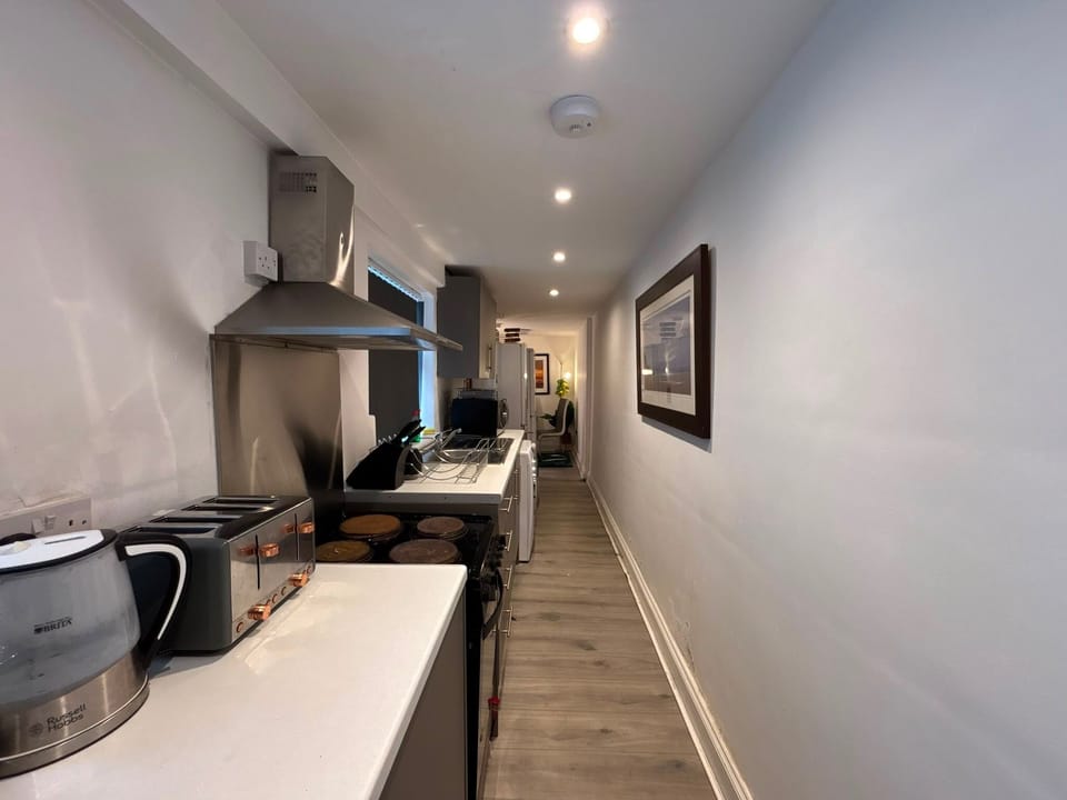 Full-size fridge, microwave, oven, stovetop