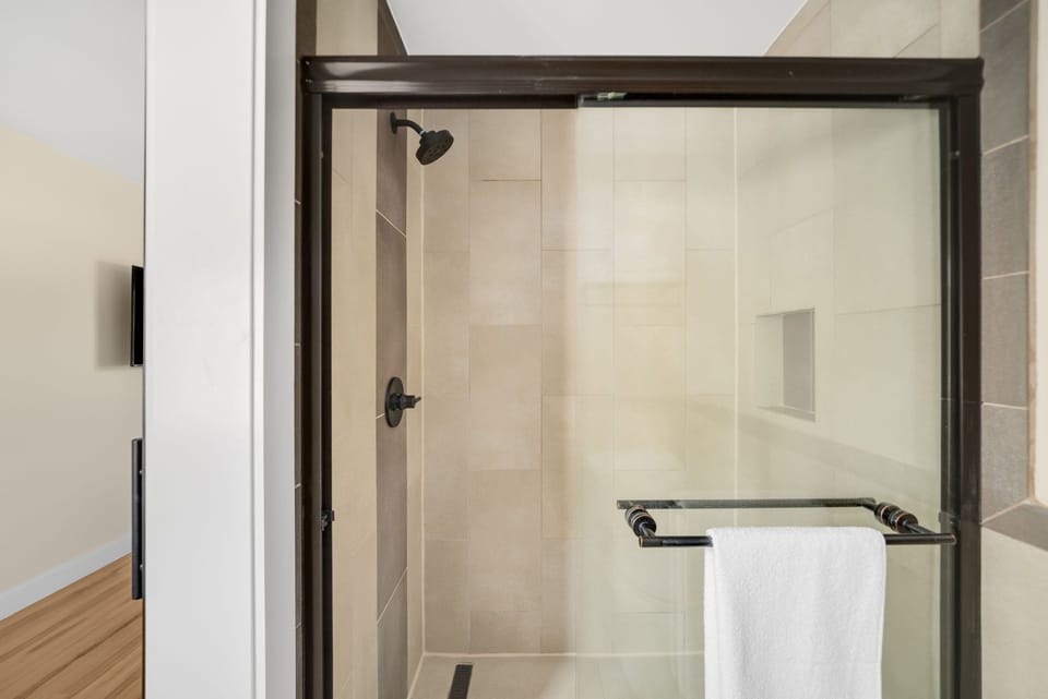 Standard Queen Room | Bathroom | Free toiletries, towels, soap, shampoo