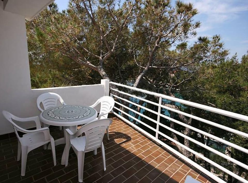 Apartment (Comford One Bedroom Apartment with Te) | Balcony