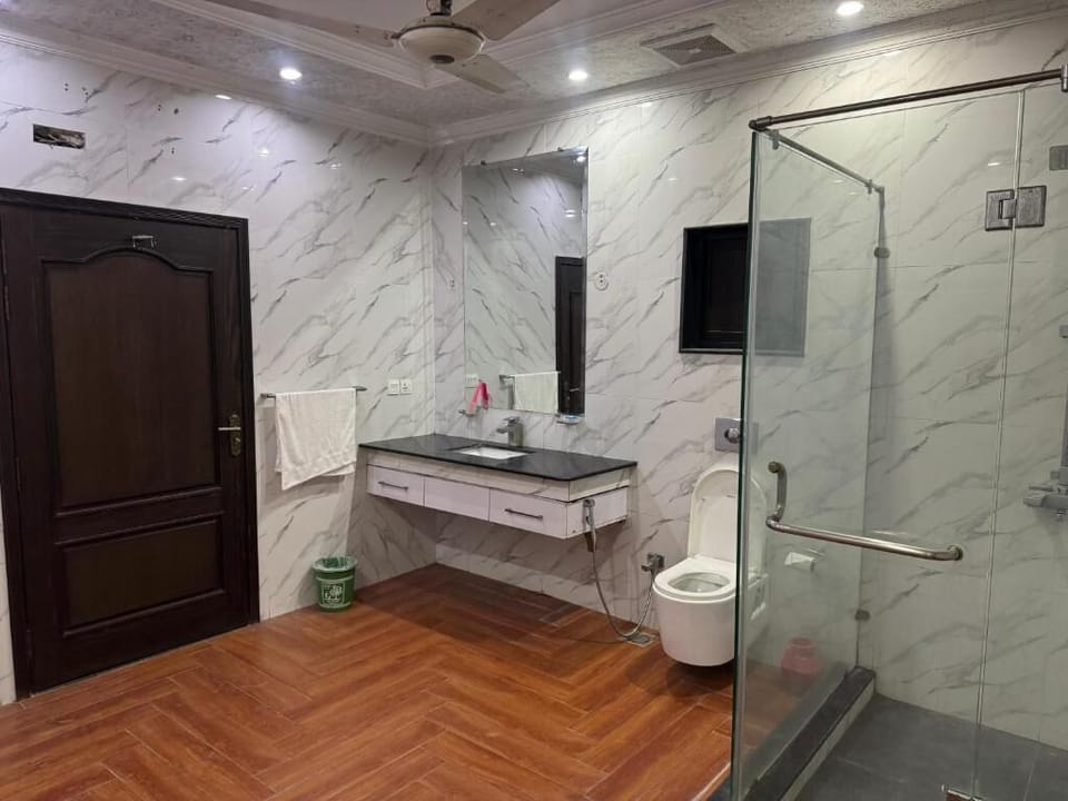Superior Double Room | Bathroom | Shower, free toiletries, towels, soap