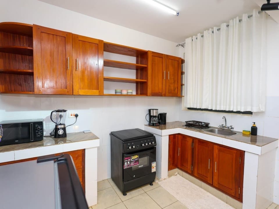 Coffee/tea maker, full-size fridge, microwave, oven