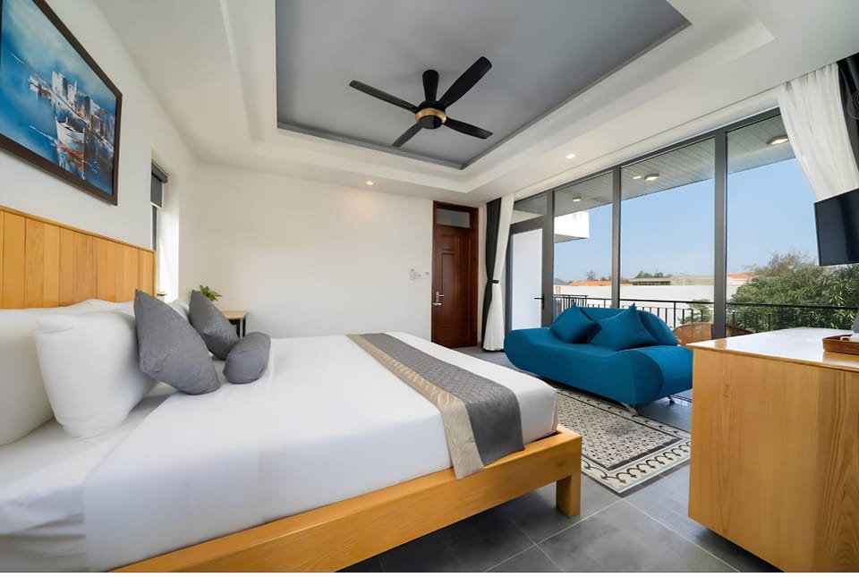 Deluxe Room, 1 King Bed, Balcony | Blackout drapes, soundproofing, WiFi (free)