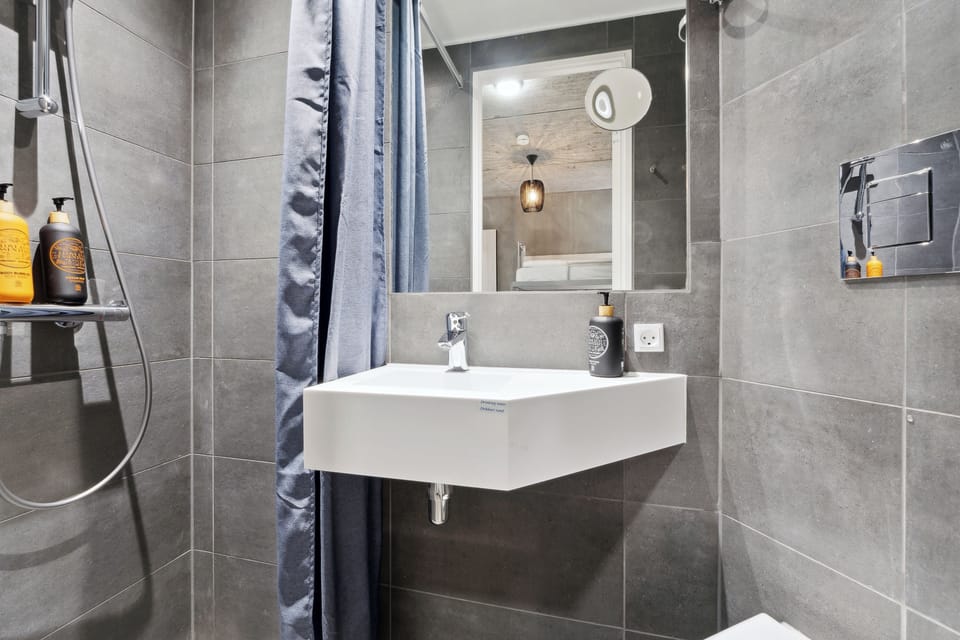 Rainfall showerhead, free toiletries, hair dryer, soap