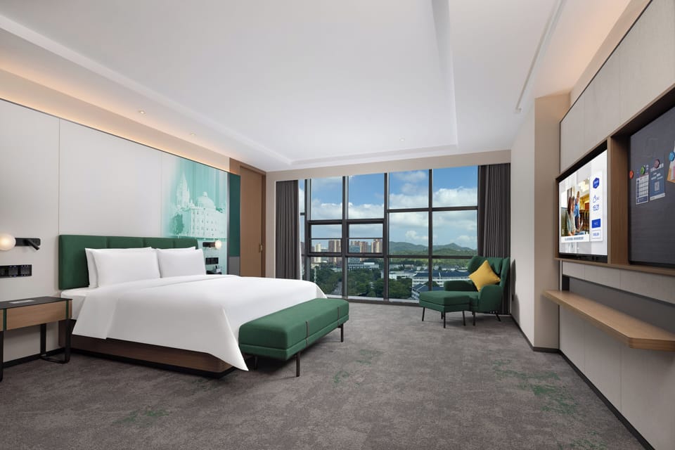 Business Suite, Balcony, City View | Desk, laptop workspace, WiFi (free)