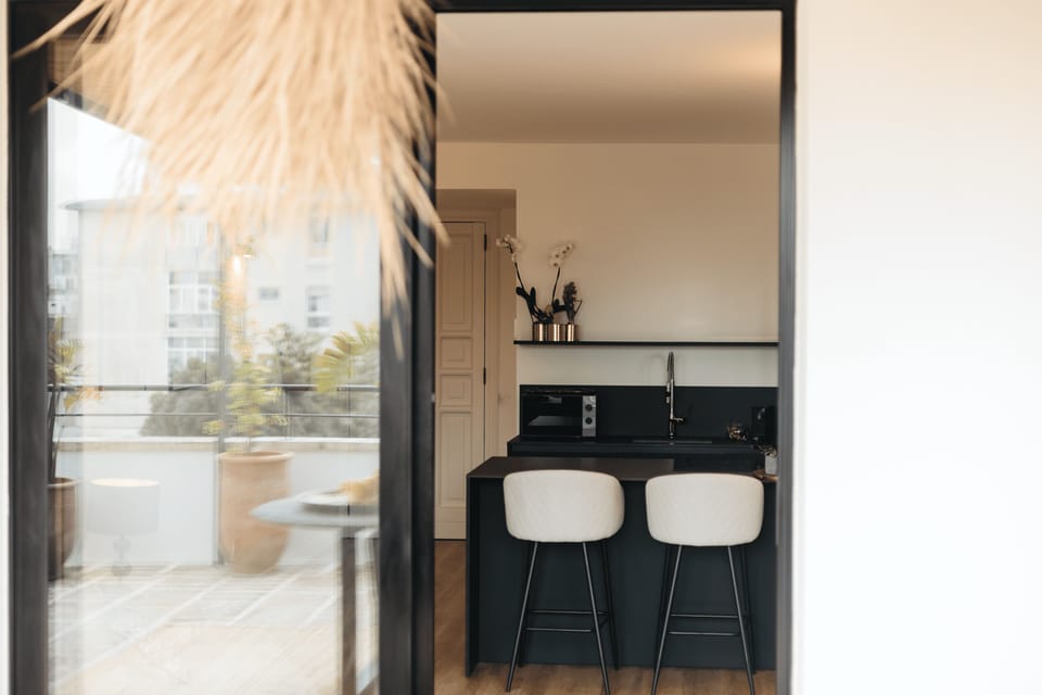 Deluxe Apartment, 1 King Bed, City View | Interior