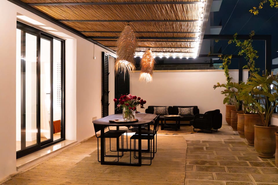 Deluxe Apartment, 1 King Bed, City View | Outdoor dining