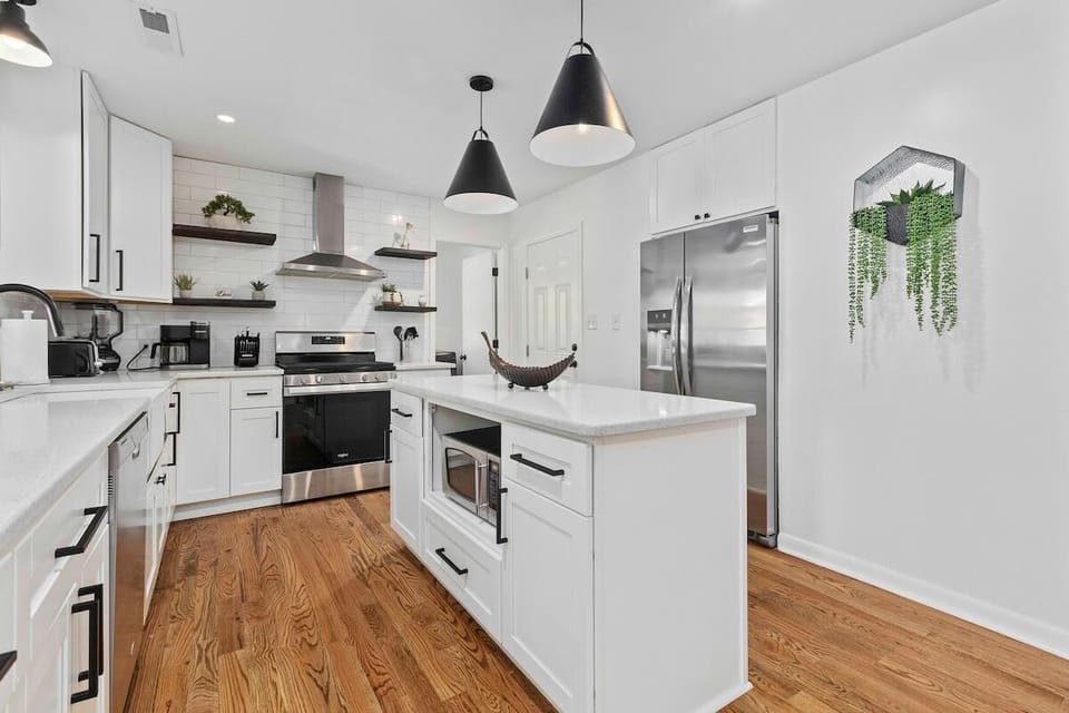 House, Multiple Beds (The Tranquil Token-Hot Tub & Ping Pon) | Private kitchen