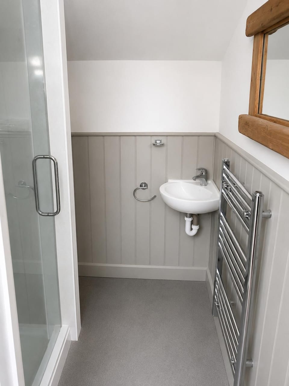 Waterside Studio on River Thames Apartment in Molesey