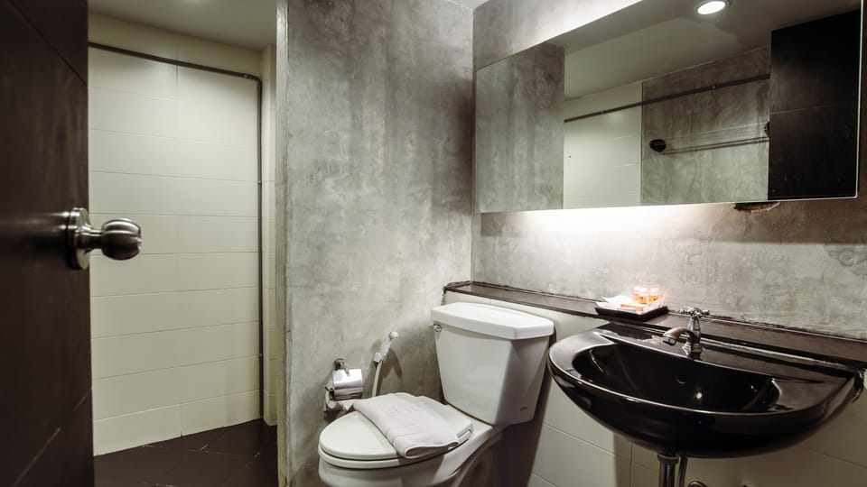 Deluxe Triple Room | Bathroom | Shower, free toiletries, towels