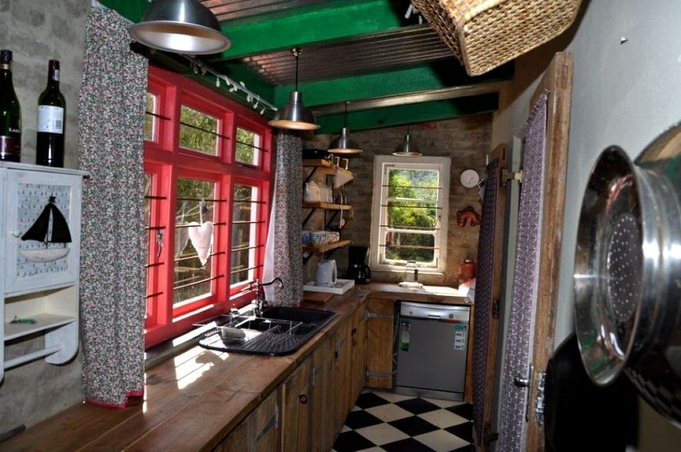 House (Holiday Baviaanshoek) | Private kitchen | Full-size fridge, oven, stovetop, dishwasher