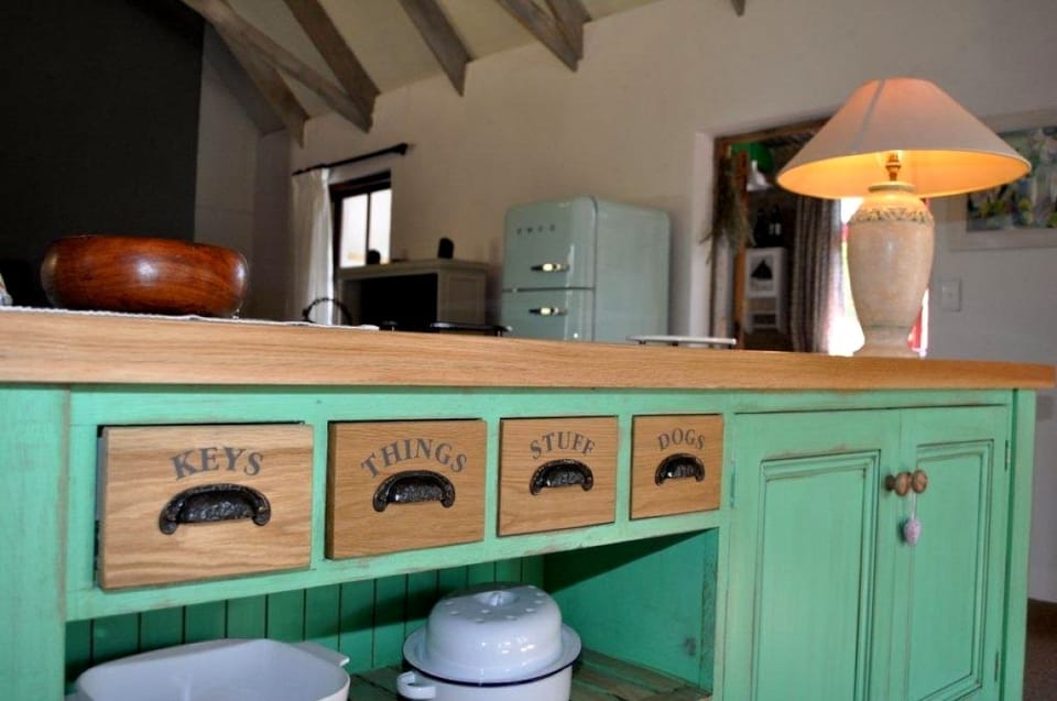 Full-size fridge, oven, stovetop, dishwasher