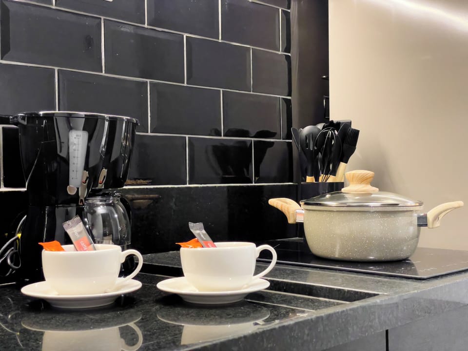 Studio | Private kitchen | Microwave, stovetop, cookware/dishes/utensils