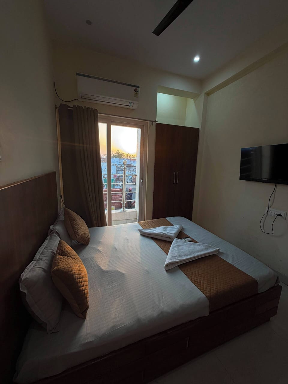 Superior Double Room, Balcony, City View | WiFi (free)