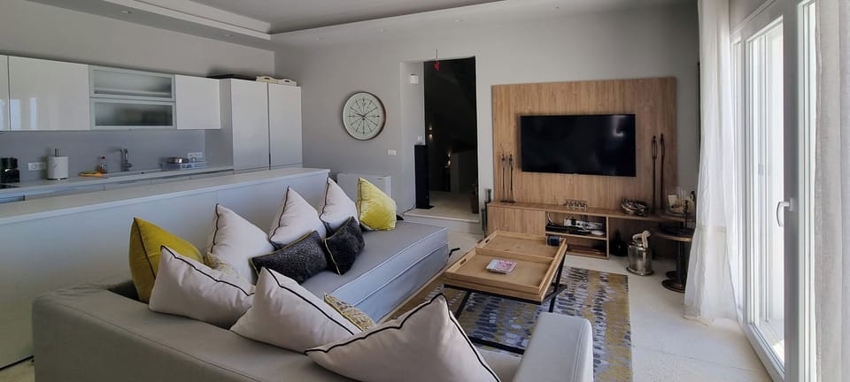 Luxury Villa, 6 Bedrooms, Sea View | Living area