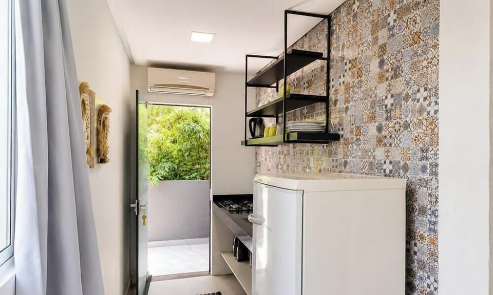 Stúdio Design Superior - Pousada Coração do Rosa | Private kitchen | Fridge, cookware/dishes/utensils