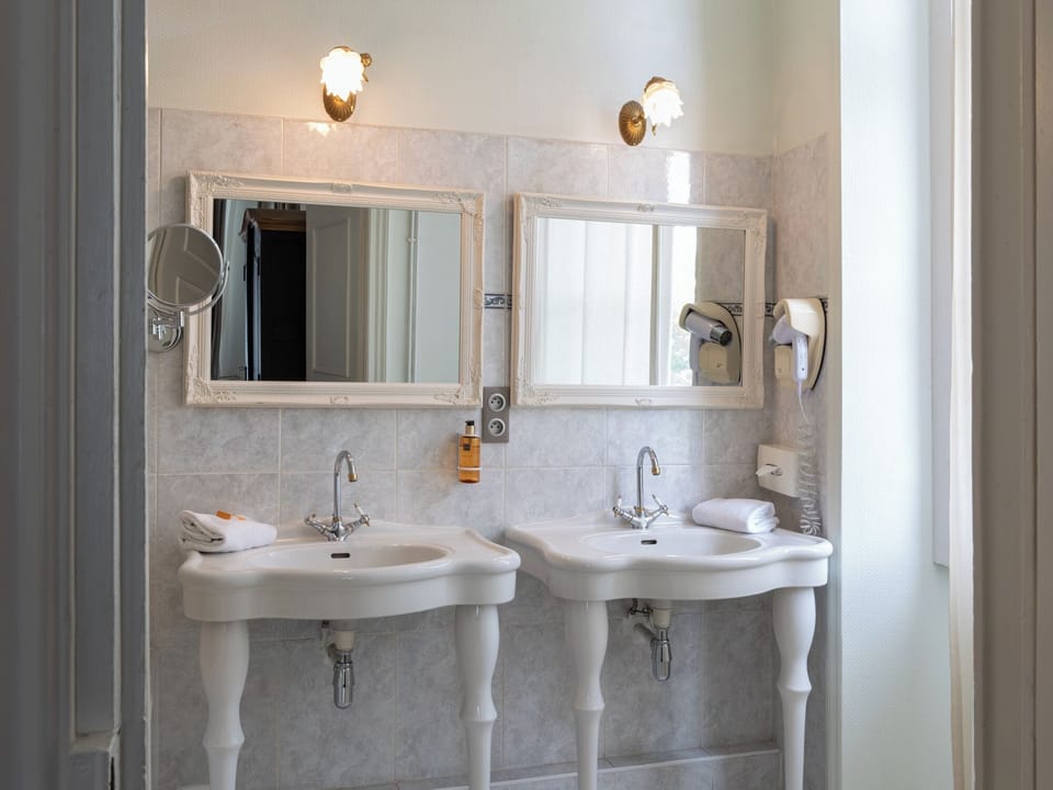 Deluxe Room | Bathroom | Shower, free toiletries, hair dryer, towels